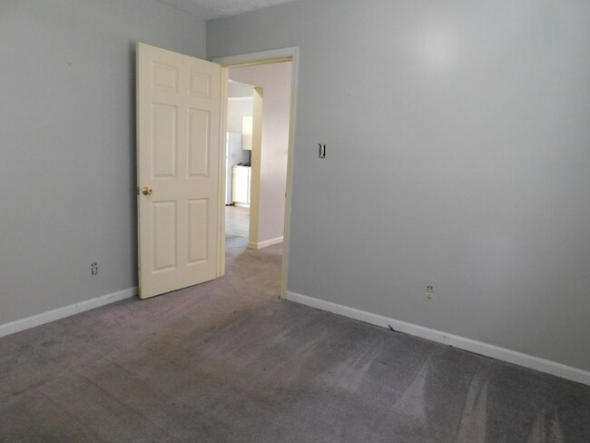 Building Photo - 124 Maple St