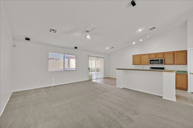 Foto del edificio - 3 Bedroom with Pool in Gated Lynbrook