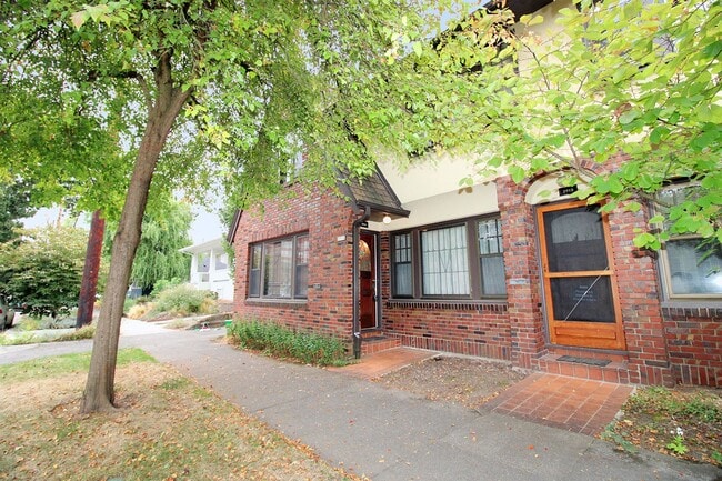 Building Photo - 2904-2914-2914 SE Washington St