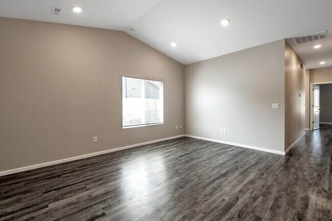 Building Photo - 1341 Azena St