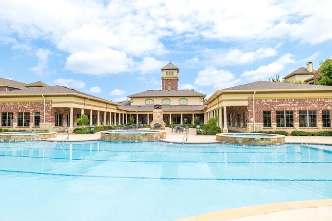 Building Photo - Crest Manor