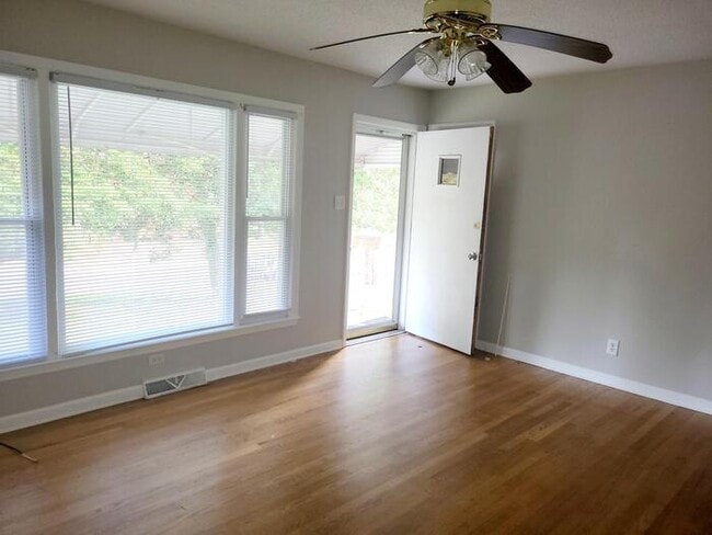 Building Photo - 106 Oakmont Ave
