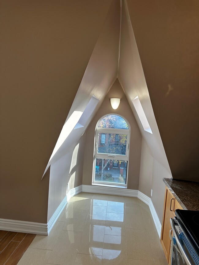 Photo du bâtiment - Beaconsfield Village - 2 Bedroom Unit