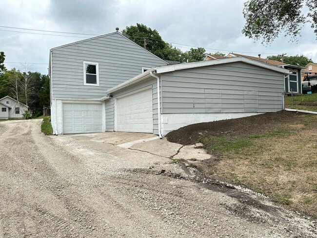 Building Photo - 2 Bedroom with 3 Stall Attached Garage
