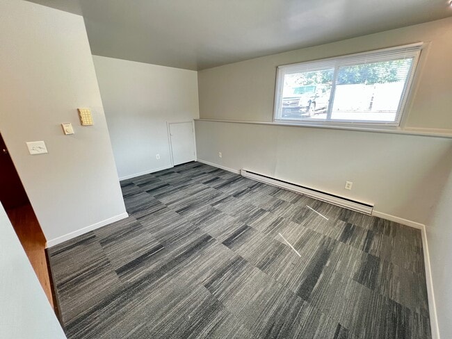 Building Photo - 520 S Andre St