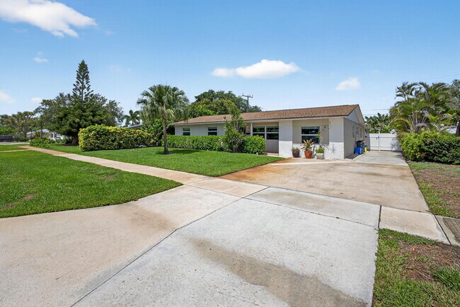 Building Photo - 704 Juniper Dr