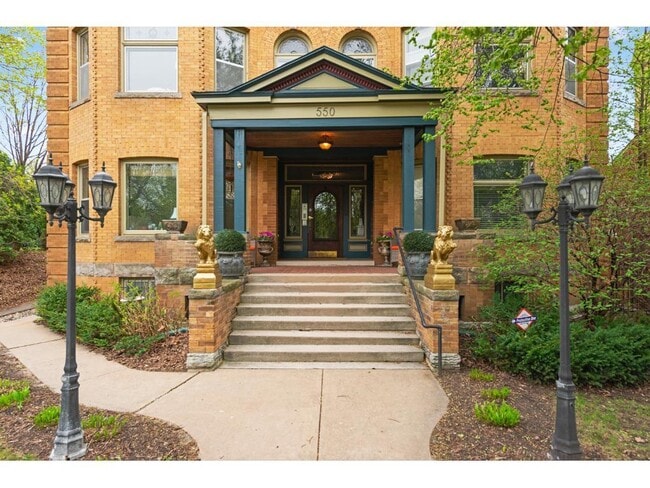 Building Photo - 550 Summit Ave