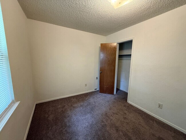 Foto del edificio - Three Bedroom, 2 Bath large Yard