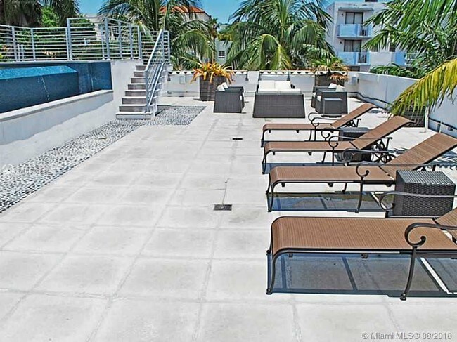 Building Photo - 826 Collins Ave