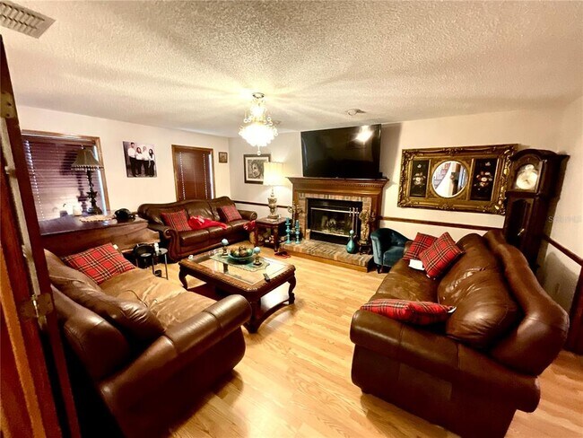 Foto del edificio - 8834 Whispering Oaks Trail