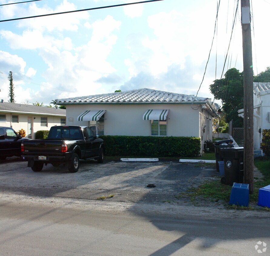Building Photo - 840 NE 17th Ave