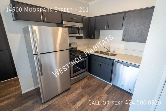 Building Photo - 14900 Moorpark St