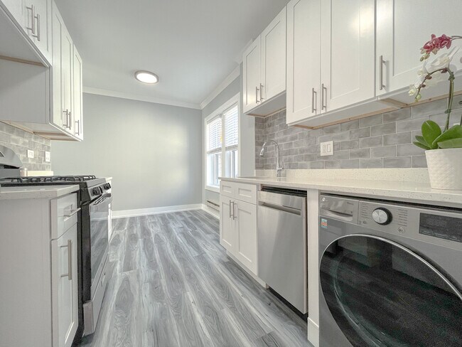 Foto del edificio - 3825 N Greenview Ave