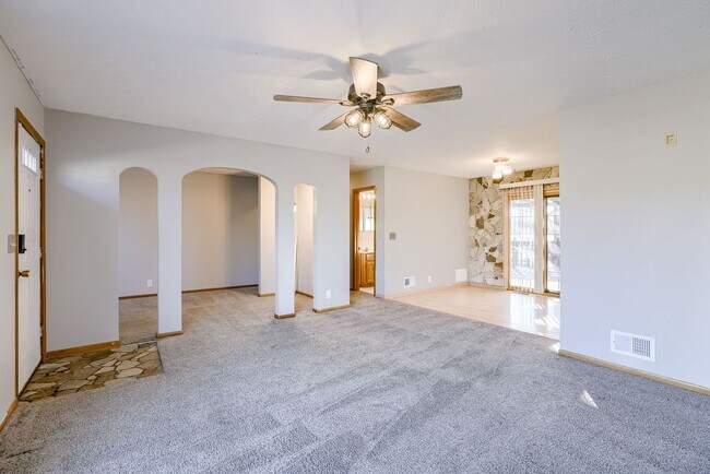 Building Photo - Charming 2 Bedroom With Bonus Room & Finis...