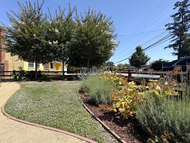 Building Photo - Beautiful 4BD/2BA Menlo Park Home with Lar...