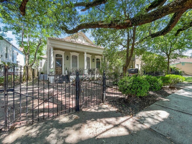 Foto del edificio - Well-Kept 2-Bedroom, 1-Bath Home in a Desi...