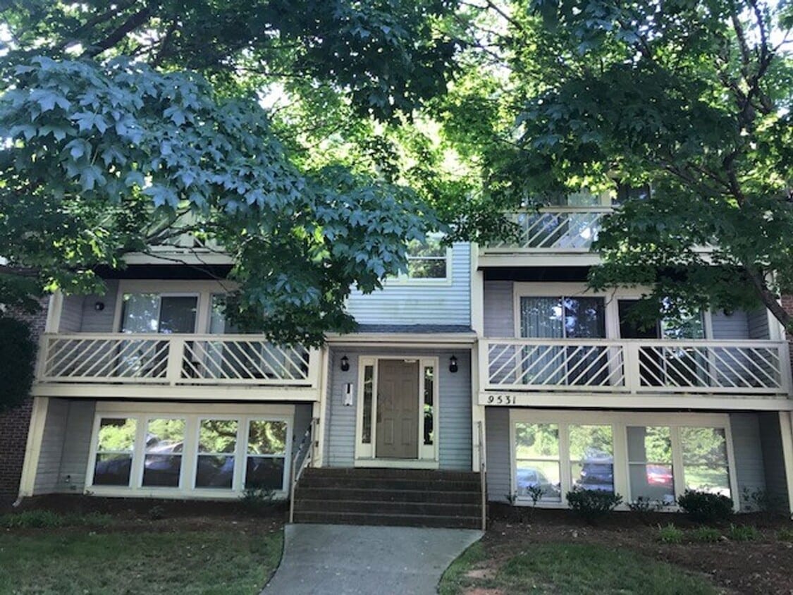 Primary Photo - Available Now! Spacious 2 Bedroom Apartment!!