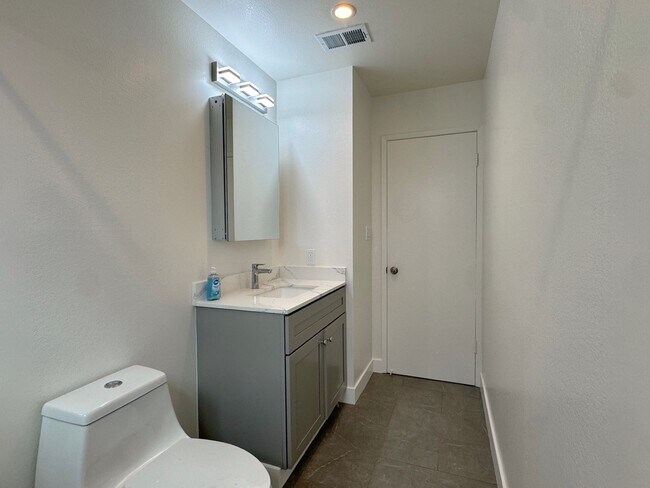 Foto del edificio - 900 Severus Dr