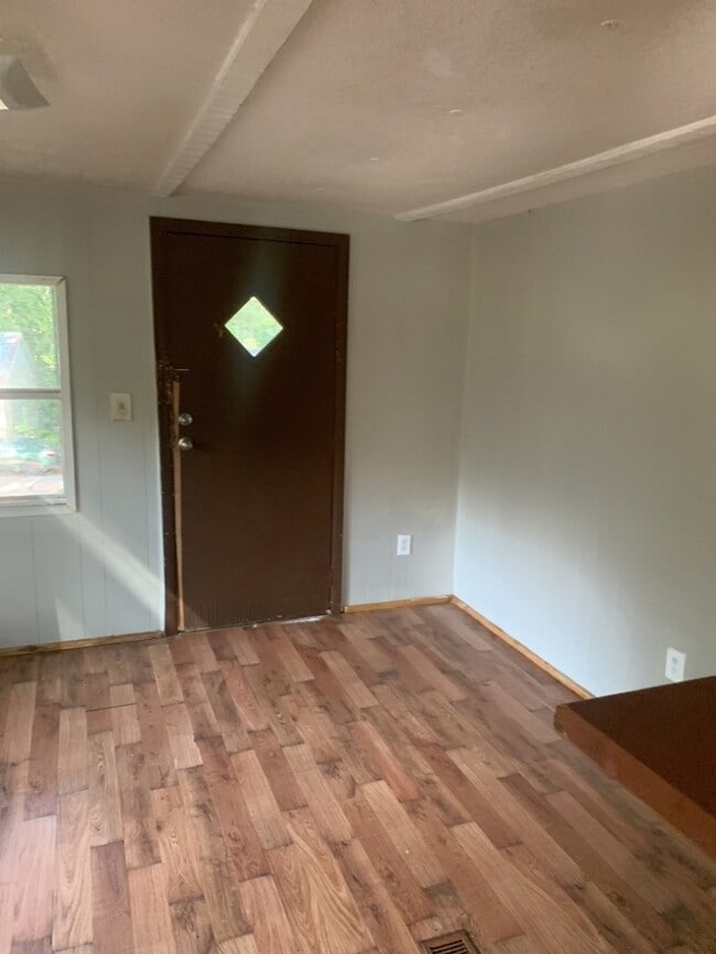 Building Photo - 3 Bedroom 1.5 Bathroom