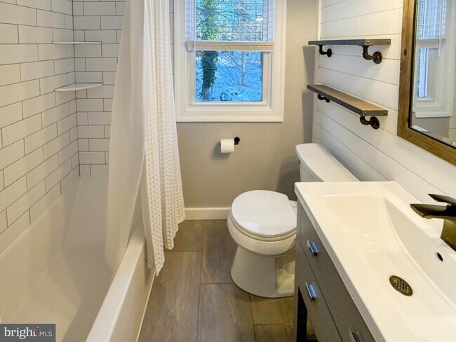 Building Photo - 133 N Line Rd