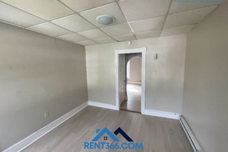 Building Photo - 582 Sunbury St