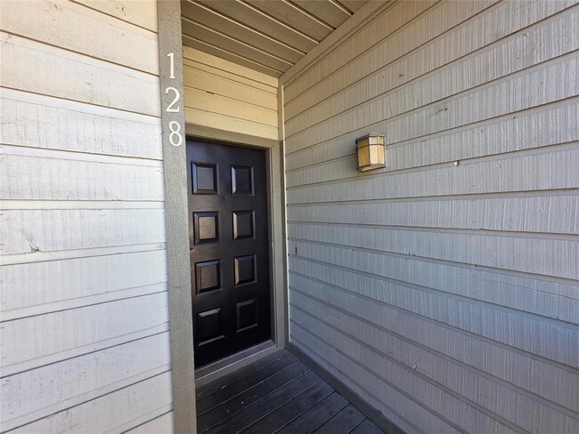 Building Photo - 17417 Red Oak Dr