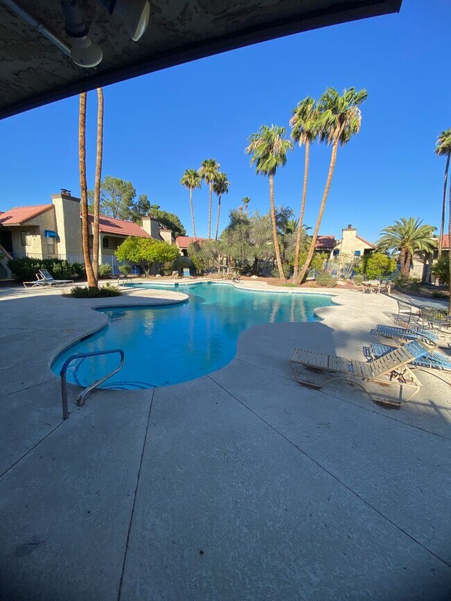 Foto del edificio - AMERICANA Property Mgmt - Downstairs 2 Beds condo in Spring Valley