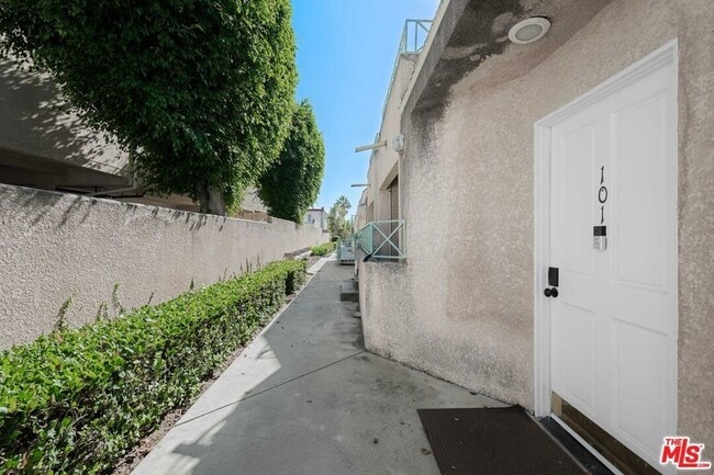 Building Photo - 610 Venice Way