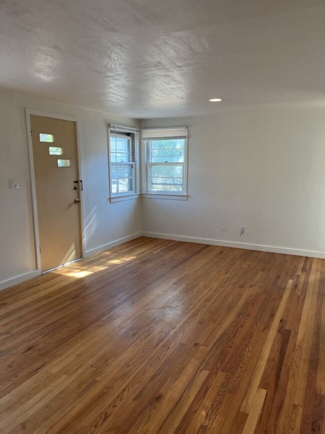 Building Photo - STUDENTS WELCOME! Single Family Home Across the Street From City Park!