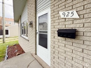 Building Photo - 925 3rd St