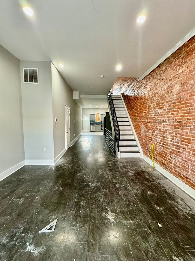 Building Photo - Large Home Available Now