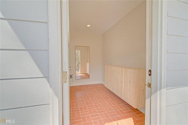 Building Photo - 654 Schuyler Ave SE