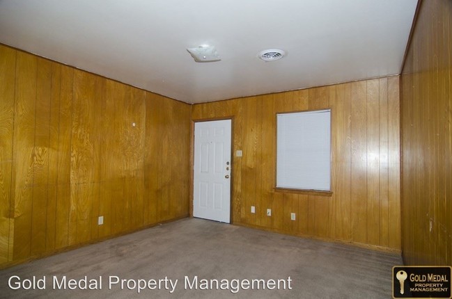 Building Photo - 807 Pecan Cir