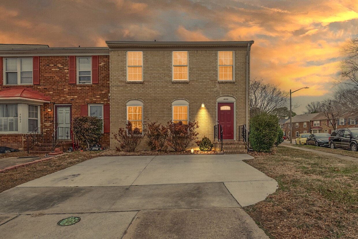 Foto principal - 3 bedroom 2 1/2 bath townhouse in Virginia...