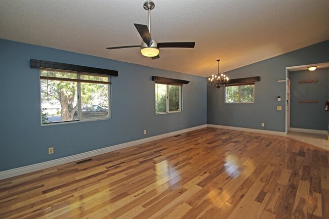 Building Photo - 1041 Oak View Ct