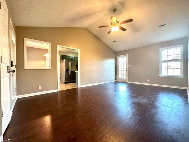 Building Photo - Cozy Single-Family Home with a Fenced Backyard