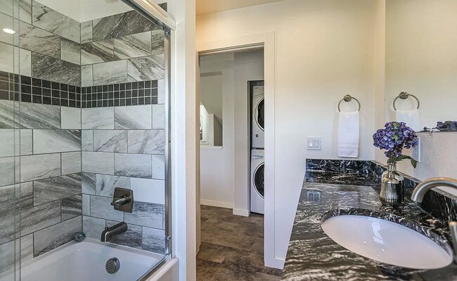 Building Photo - Classic Style 4 bed 2.5 bath in Establishe...