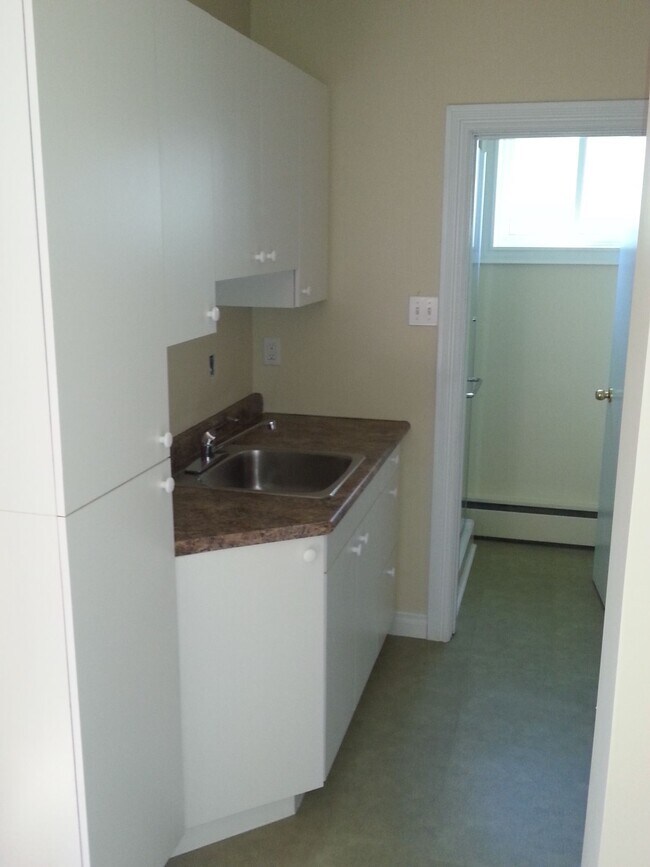 Building Photo - 164 Westmount St