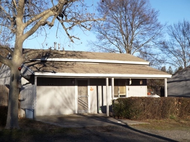 Building Photo - 3555 Lakeshore Blvd