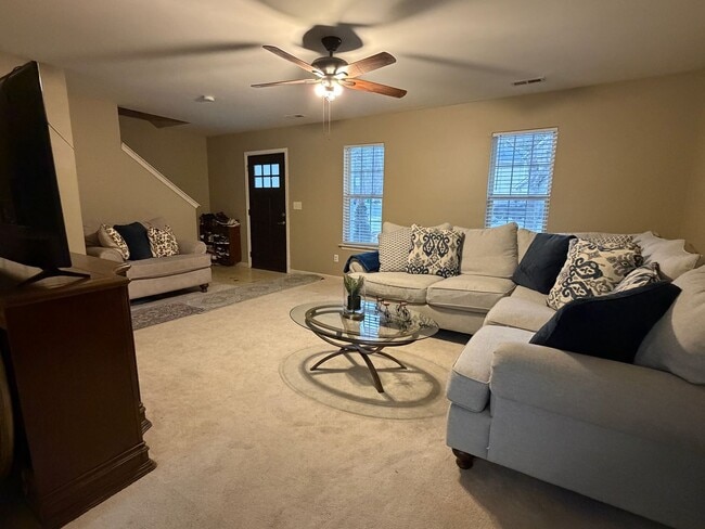 Foto del edificio - Spacious 4-Bedroom Rental Home with Garage