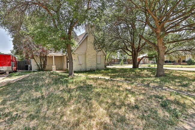 Foto del edificio - Large 2 story Home