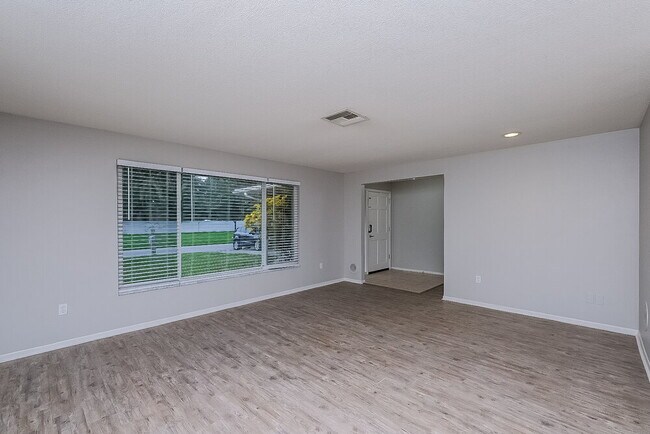 Building Photo - 2035 Pinehurst Dr