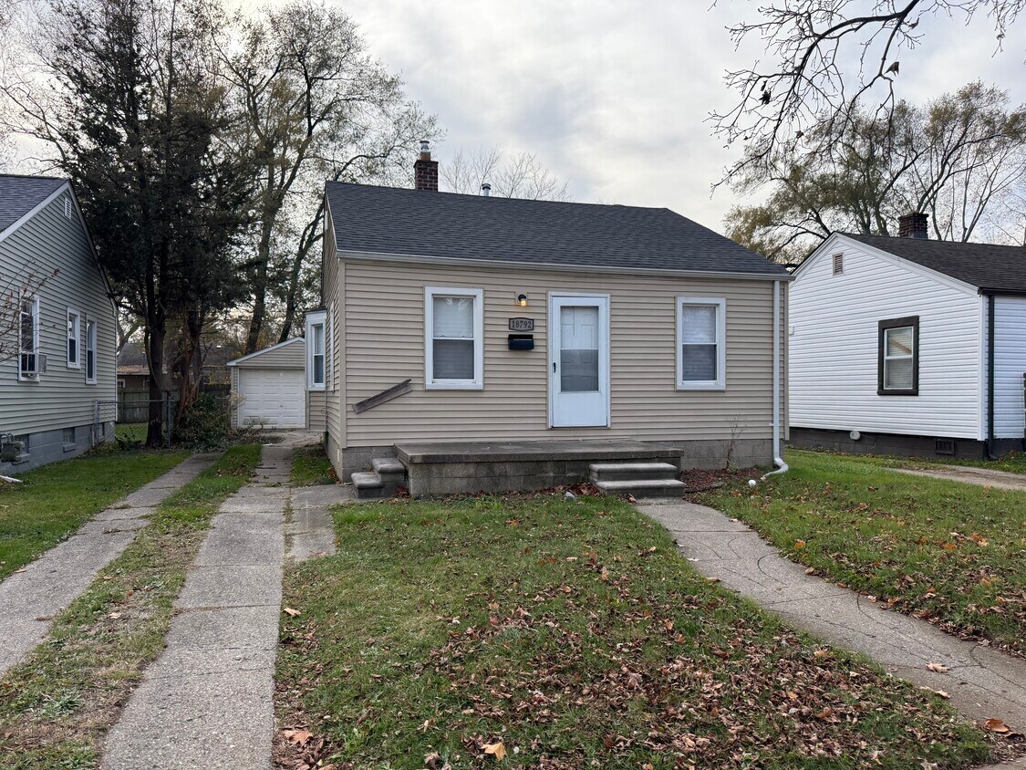 Foto principal - 18792 Kenosha St