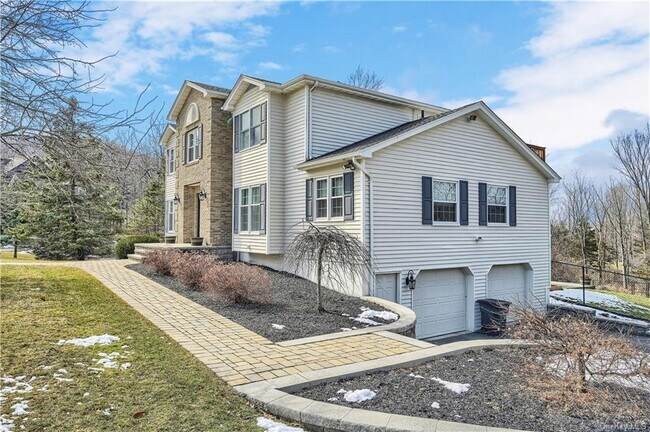Building Photo - 11 Menayas Ct