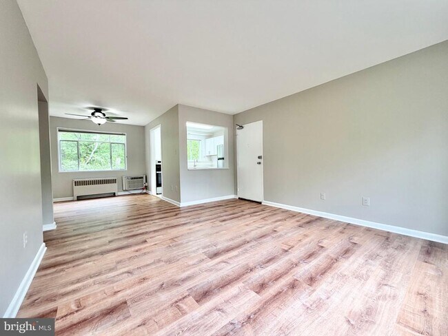 Foto del edificio - 10305 Montrose Ave
