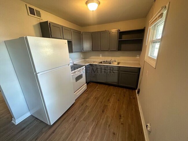 Foto del edificio - 6111 E 153rd St #B, Grandview, MO 64030 2B 1B - rent $895 / Move in ready/