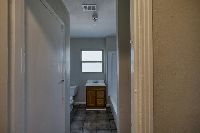 Building Photo - 250 Arapahoe Dr
