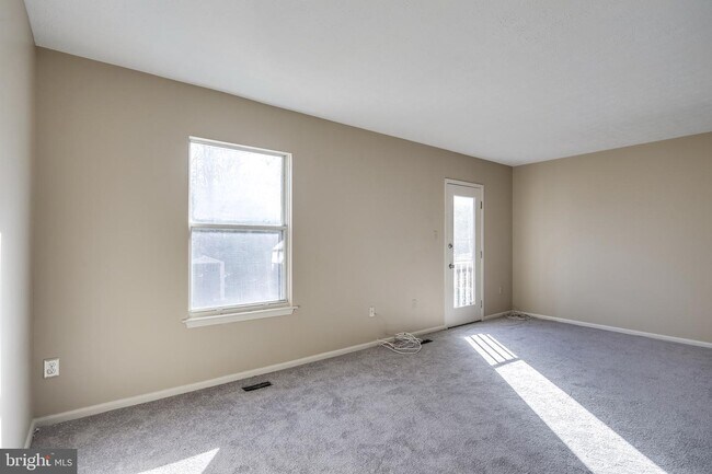 Building Photo - 8000 Green Tree Ct