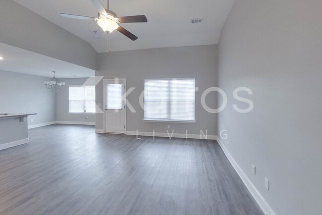 Building Photo - 300 Hemlock Ct