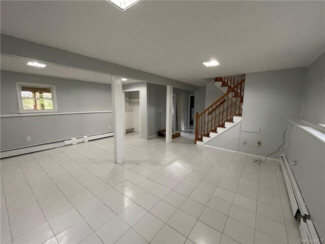 Building Photo - 10 Birchwood Dr